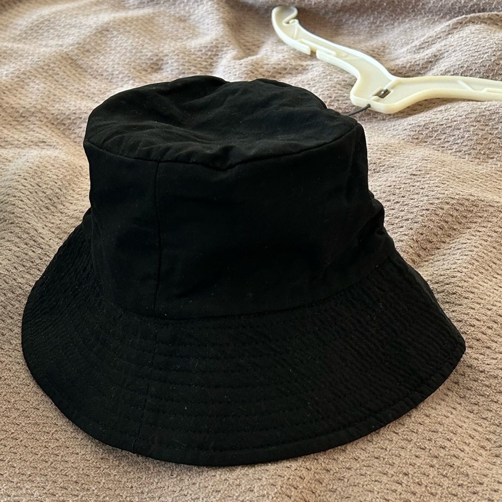 Lulla Collection. O/S bucket hat. Black.